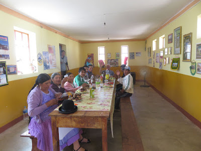 Mittagessen mit den Mitarbeitern in der Pfarrei. Viel auf dem Teller wie es in Bolivien eben üblich ist.