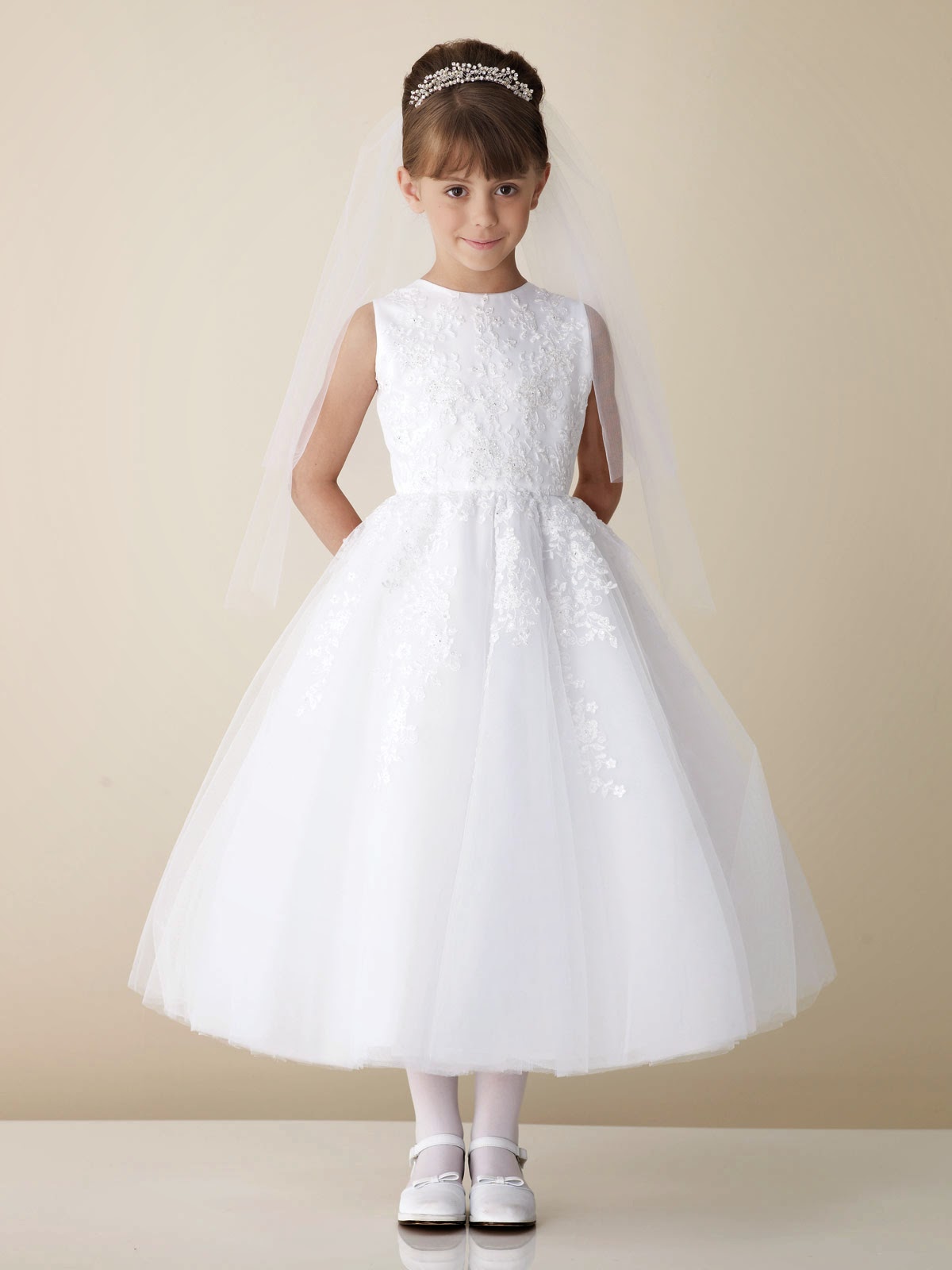 http://www.firstholycommunionday.co.uk/calabrese-girl-communion-dresses-by-joan-calabrese-676-c.asp