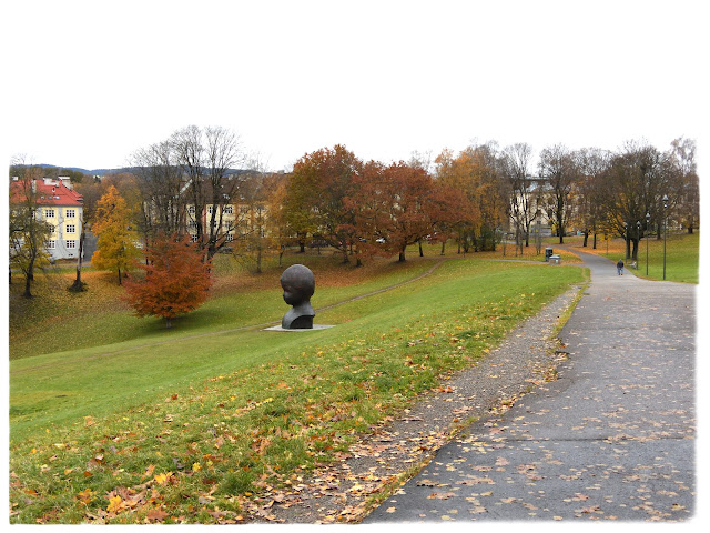 Billedkunstneren Marianne Heskes skulptur «Hodet N.N.» i Torshovdalen i Oslo.