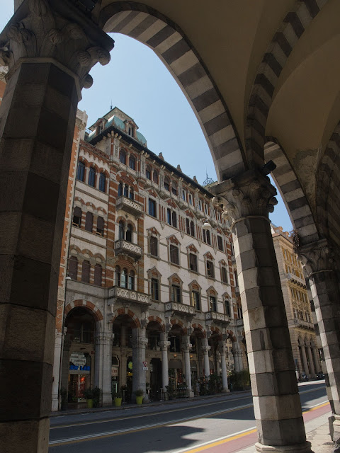 jiemve, le temps d'une pose, Italie, Gênes, Genova, façade, via XX settembre, arcades