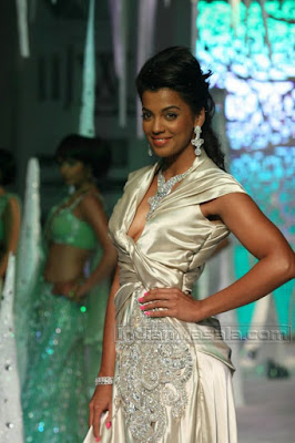 Bollywood Masala Mugdha Godse hot cleavage in hot gown