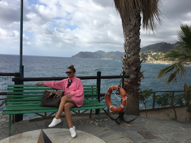 pink outfit, Italian coast, cinque terre, travel blogger, travel to cinque terre, fashion blogger, fashion blogger in italy, where to travel in italy, best fashion and travel blogger, fashion blogger on budget