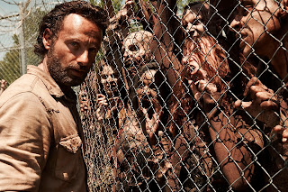 Imagem de Rick com vários zumbis em uma cerca - treinamento para ser zumbi