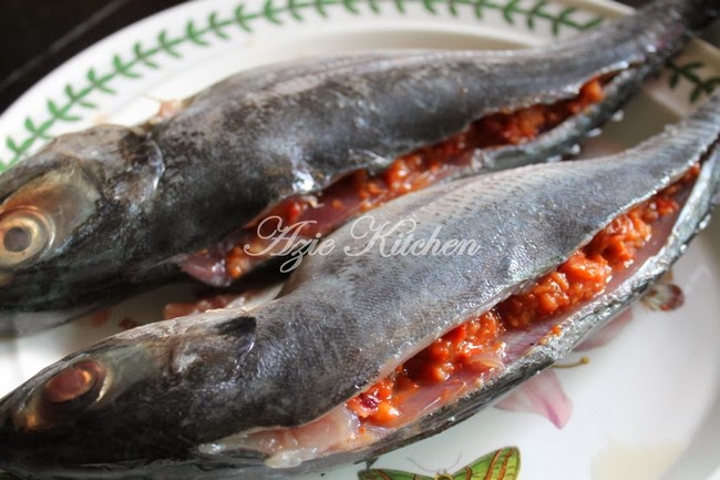 Ikan Cencaru Sumbat Sambal - Azie Kitchen