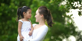 Foto Ibu dan Anak Cantik Pertolongan Pertama Luka Ringan Anak 