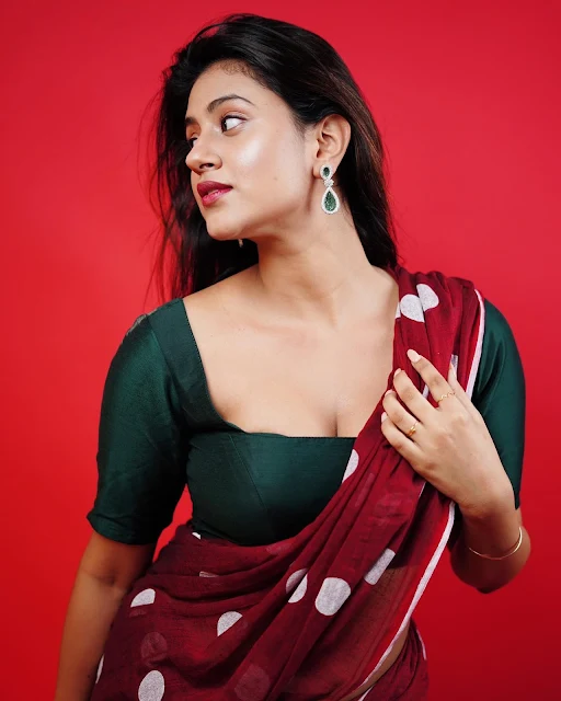 anjali arora images in saree cleavage showing