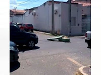 Caixão cai do carro da funerária e corpo fica exposto no meio da rua em Sobral