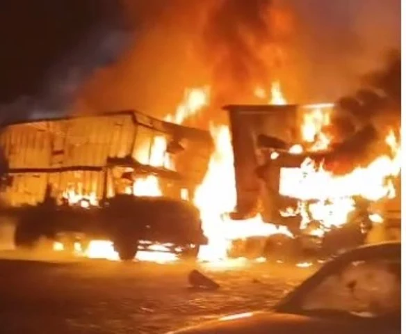 Três veiculos pegam fogo em Cajati na madrugada desse sábado