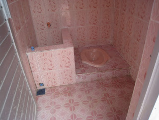kamar mandi sederhana dengan kloset jongkok