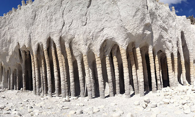 Las misteriosas columnas volcánicas a lo largo del lago Crowley