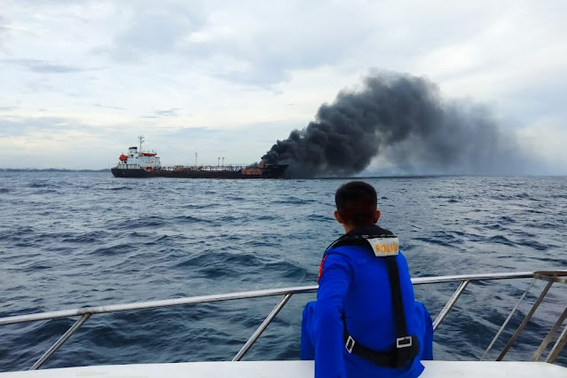 Kapal angkut pertalite dari Jatim terbakar di Ampenan