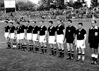 SELECCIÓN DE HUNGRÍA - Temporada 1953-54 - Kocsis, J. Toth II, Czibor, Bozsik, Zakarias, Buzanszky, Lantos, Hidegkuti, Lorant, Grosics y Puskas - HUNGRÍA 8 (Kocsis 4, Puskas, Hidegkuti 2, J. Toth II) ALEMANIA FEDERAL 3 (Pfaff, Rahn y Herrmann) - 20/06/1954 - Mundial de Suiza de 1954, fase de grupos - Basilea, Suiza, St. Jakob Park - Hungría vapulea a Alemania en la fase de grupos, aunque luego perdería contra  ella en la final