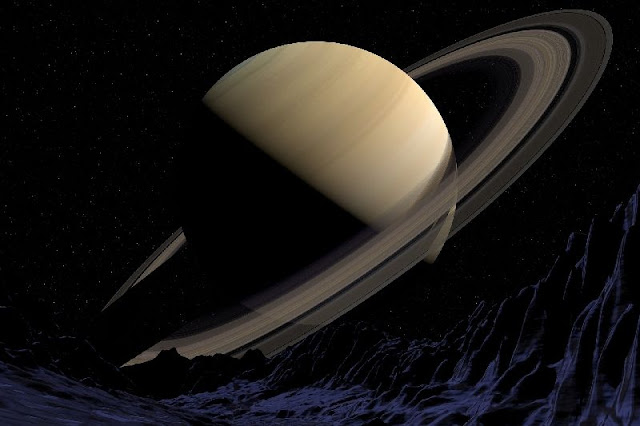 Después de décadas de debate entre los científicos sobre la antigüedad de los anillos de Saturno, un nuevo estudio ha revelado que este poderoso sistema de anillos es sorprendentemente joven en comparación con el propio planeta, con una edad estimada de no más de 400 millones de años, lo que hace que sean mucho más jóvenes que los 4500 millones de años de Saturno, y ha sido posible gracias a la acumulación de polvo en los anillos, según las observaciones realizadas por el instrumento Analizador de Polvo Cósmico a bordo de la nave espacial Cassini de la NASA