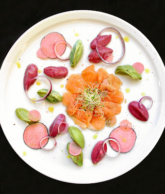 Gravlax de Saumon / Betterave, Avocat & Pickles de Radis