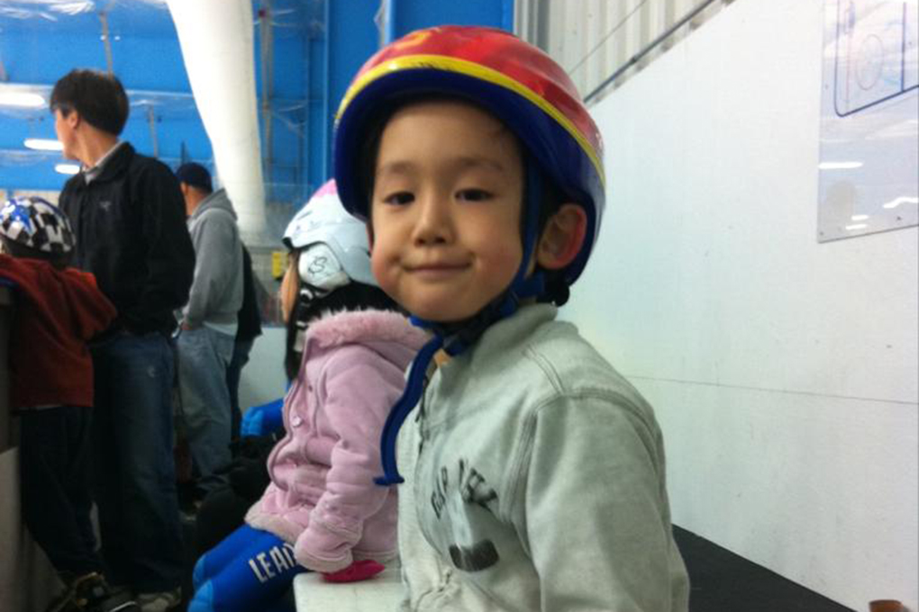 Lucas Koo aos 4 anos no primeiro treino de patinação em pista curta