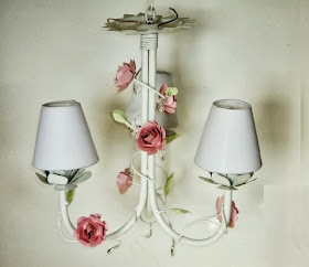 lustre de ferro com rosas