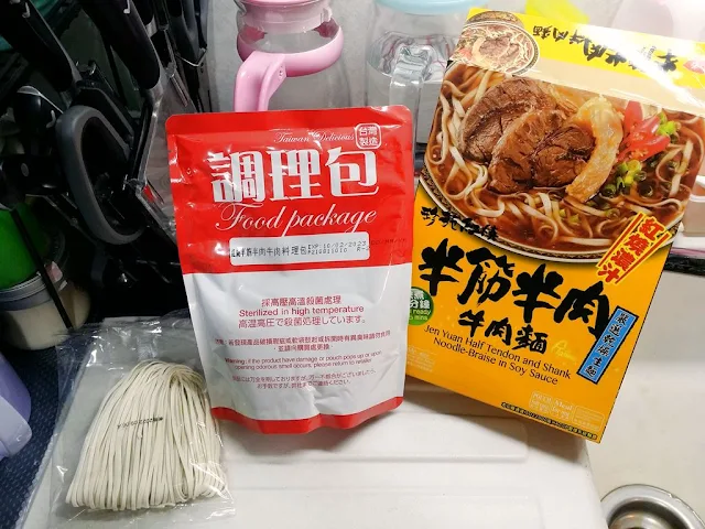 珍苑台灣半筋半肉牛肉麪的湯包和麪條