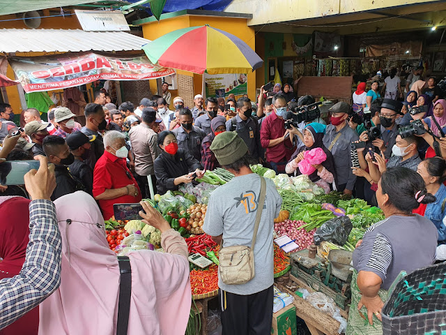 Kunjungi Pasar Kebon Roek di Mataram, Puan Maharani Bikin Heboh Emak-Emak Pengunjung Pasar