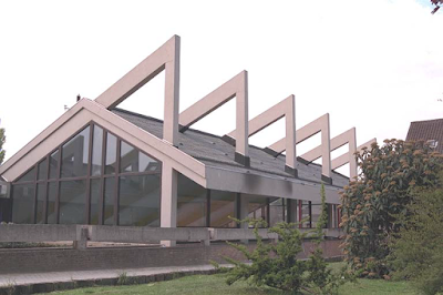 La structure des piscines du Blocry à Louvain-la-Neuve (Belgique) est un  exemple typique de structure à noeuds rigides. (Architecte Goelhen, Photo de   l'auteur).