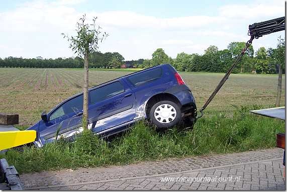 Dacia in de sloot 03