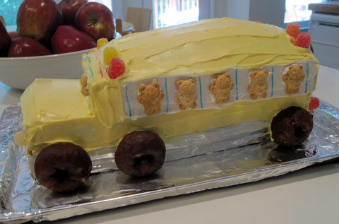 Digg'n this awesome school bus cake from Craft Interrupted