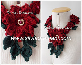 colar de crochê com flores em lã