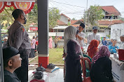 KAPOLSEK CIKALONG GIAT MONITORING PENYALURAN BPNT DAN BANTUAN SUBSIDI MINYAK GORENG SERTA VAKSIN DI DESA CIBEBER