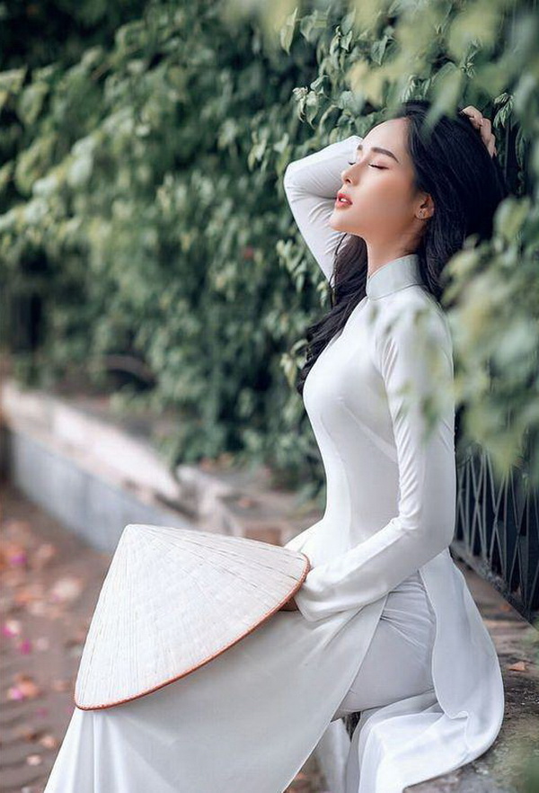 Thiếu nữ ngồi áo dài trắng nón lá
