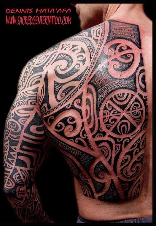 Hombre con tatuaje maori en la espalda y brazo completo