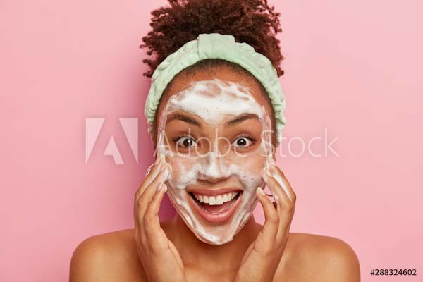 9 Facial Wash Yang Menenangkan Kulit Sensitif