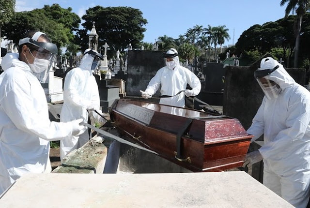 O número de mortes por covid-19 em Minas Gerais pode ser seis vezes maior do que o divulgado oficialmente pela Secretaria Estadual de Saúde. A subnotificação é apontada em um estudo da Universidade Federal de Uberlândia. Para o coordenador da pesquisa, o professor Stefan Vilges de Oliveira, Minas Gerais está ‘apagando o incêndio de olhos fechados’.