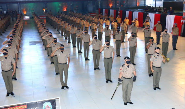 João Azevêdo prestigia solenidade de formatura de soldados da Polícia Militar e do Corpo de Bombeiros em Campina Grande