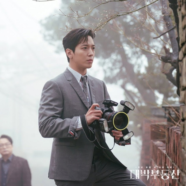 Jung Yong Hwa sebagai Oh In-Bum dalam drama Daebal Real Estate/ Sell Your Haunted House