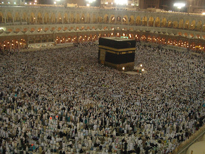 ribuan jemaah haji mengerjakan tawaf