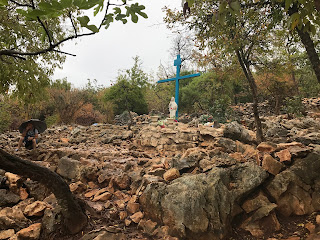 foto de imagem de Nossa Senhora de Medjugorje no início da subida junto a Cruz