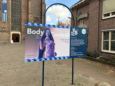 Body Control – Museum Arnhem, bord bij de ingang van de Sint-Walburgisbasiliek