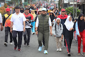 PJ Bupati Lambar Serahkan Doorprize Sepeda Motor Pada Jalan Sehat HUT Korpri Ke-52