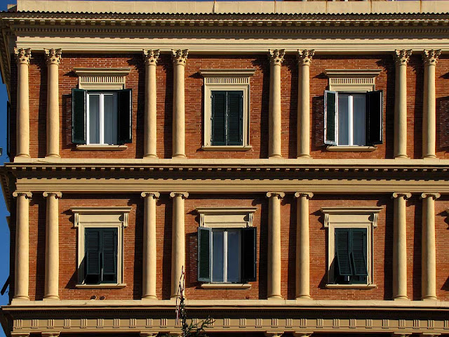 Dettaglio della facciata di Palazzo Rosso, piazza Cavour, Livorno