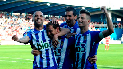 Juande celebra un gol con sus compañeros de la Ponferradina. Betistórico.