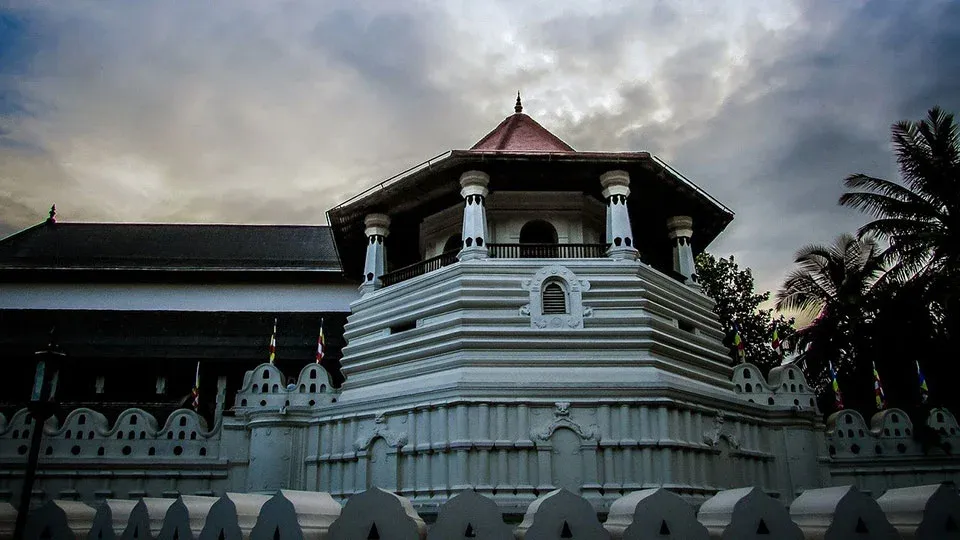 Фасад здания храма Зуба Будды в Канди со стороны озера
