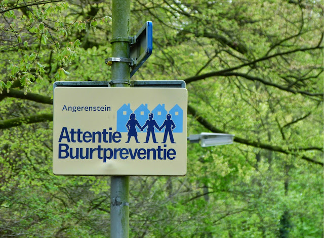 Bordje met de tekst 'Attentie Buurtpreventie', Angerenstein, Arnhem, april 2014. Foto: Robert van der Kroft