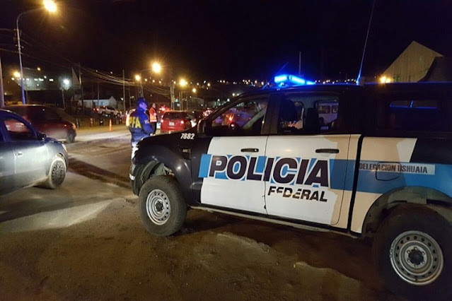 Conductor borracho se atrinchero en el auto en un control de transito