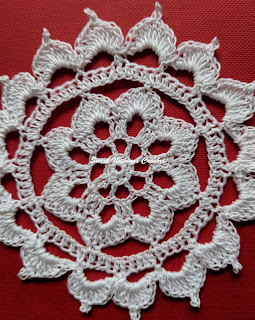 Sweet Nothings Crochet free crochet pattern blog, free crochet doily pattern, photo of detail of the Sunflower doily,