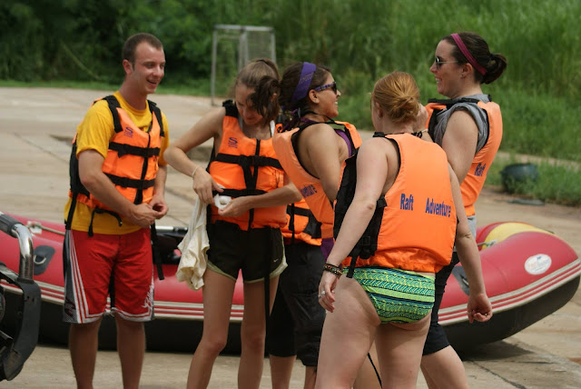 Foreign tourists prefer to white water rafting in Thailand.