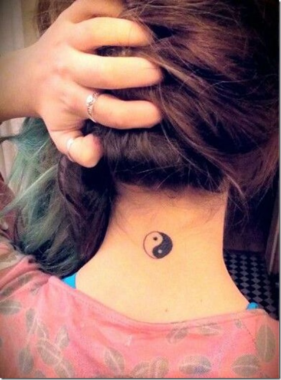 le_yin_et_le_yang_du_cou_tatouage