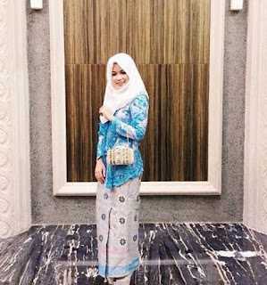 Model Kebaya Muslim Modern Terbaru Warna Biru Cerah 