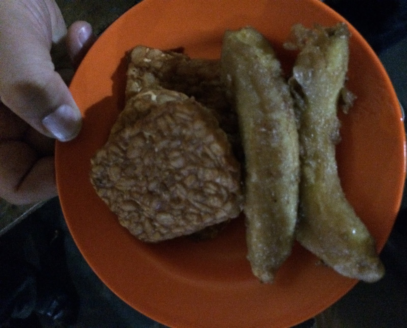 Inspirasikukeni Makan tansu diselingin tempe goreng di 