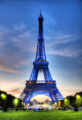 Gambar atau Foto Menara  Eiffel  dari  berbagai Sudut