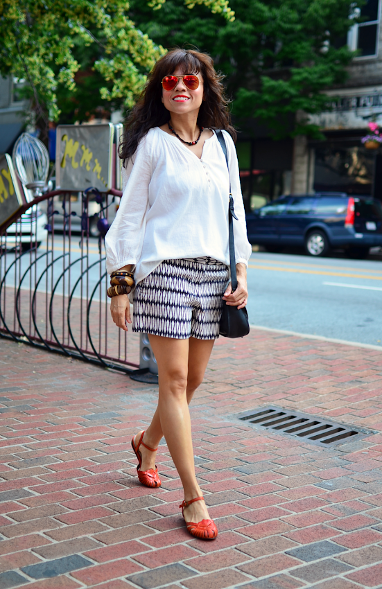 Printed shorts street style