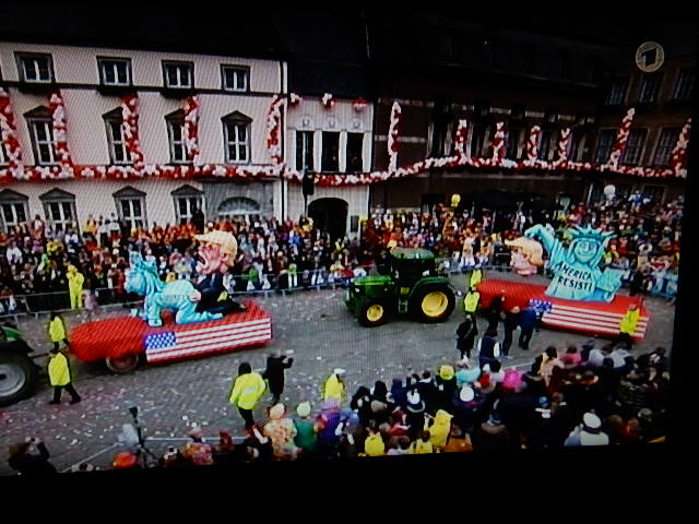 http://www.rp-online.de/nrw/staedte/duesseldorf/karneval/duesseldorfer-rosenmontagszug-wagen-zeigt-donald-trump-als-vergewaltiger-aid-1.6638083#1